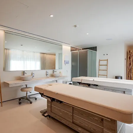 La Dolce Bayline - Pool, Gym And